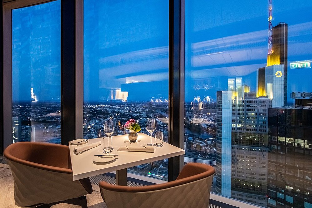 Main Tower Restaurant & Lounge 